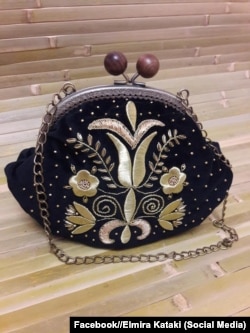 Оксамитова сумочка з ручною вишивкою. «Я завжди ламаю голову над тим, щоб зробити наше старовинне надбання сучасним. Щоб його побачили якомога більше людей, мали можливість познайомитися з нашою культурою», – каже Ельміра