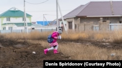 Сабаққа кетіп бара жатқан оқушы. Орал қаласы, 4 наурыз 2020 жыл. 