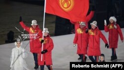 Пхёнчхаң стадионунда Кыргызстандын туусун көтөргөн Тариел Жаркымбаев кыргыз делегациясын баштап баратат, 9.02.2018.