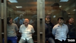 МВД-н хилла белхахо Хаджикурбанов Сергей (аьтто агIор йистехь) Политковская йерна тIехула Москва гIалин кхелера кхеташонехь. Биссинарш: (аьрру агIонера аьтто агIоне): Махмудов Рустам, Гайтукаев Лом-Iела, Махмудов Джабраил, Махмудов ИбрахIим