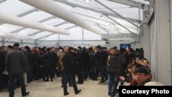 Мигарциялык борбордо кезек күткөндөр.