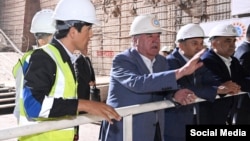 Эмомалӣ Раҳмон дар маҳалли сохтмони "Роғун" 