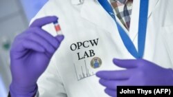 Нервово-паралітичні речовини класу «Новачок» розроблялися у межах програм хімічної зброї Радянського Союзу, але Росія заявляла, що знищила усі запаси, відповідно до Конвенції про заборону хімічної зброї