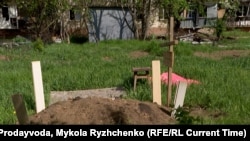 Могила сусідки Валентини у дворі