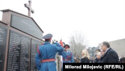 Milorad Dodik je na polaganju vijenaca na Spomenik poginulim borcima Vojske Republike Srpske pozvao na dostojanstvenu proslavu Dana RS