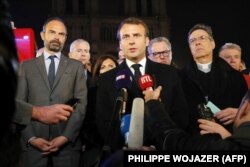 Președintele Emmanuel Macron, însoți de Anne Hidalgo, primarul Parisului, primul ministru Edouard Philippe și ministrul culturii Franck Riester aseară lîngă Notre Dame