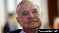Numele lui George Soros e folosit de anti-occidentali pentru a desemna curente liberale & progresiste și pe cei care, prin companii, ONG-uri, presă, promovează valori precum libera circulație și egalitatea de șanse. Fundația Soros România s-a închis în 2017. Foto: Paris, 2018. 