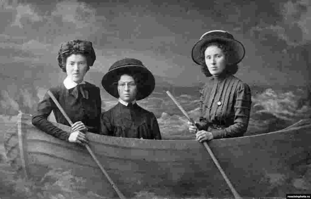 Три жінки гойдаються на полотняному морі