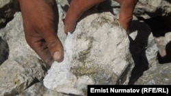 Чоң-Алай районунун Дароот-Коргон айылы. Таш курамындагы алтын. 2011-жыл. 