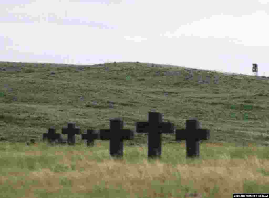 Захоронения в степи близ Спасского кладбища военнопленных и репрессированных. Карагандинская область, 31 мая 2011 года.  - Захоронения в степи близ Спасского кладбища военнопленных и репрессированных. Карагандинская область, 31 мая 2011 года.  