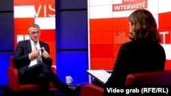 Nenad Rashiq gjatë intervistës për Radion Evropa e Lirë në Prishtinë.