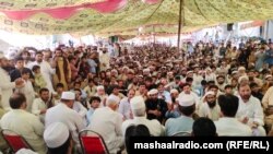 د بنو په ميران سيمه کې ځايي اوسېدونکي د يو ښوونکي د تښتونې پرضد احتجاج کوي ـ د مې اتمې انځور