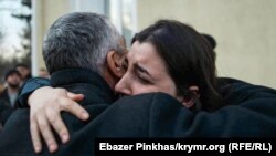 Из суда – с улыбками и слезами: фигурантов «дела Веджие Кашка» перевели под домашний арест (фоторепортаж)