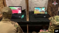 Militari ruși se antrenează să opereze drone militare într-o locație nedezvăluită, pe 26 mai.