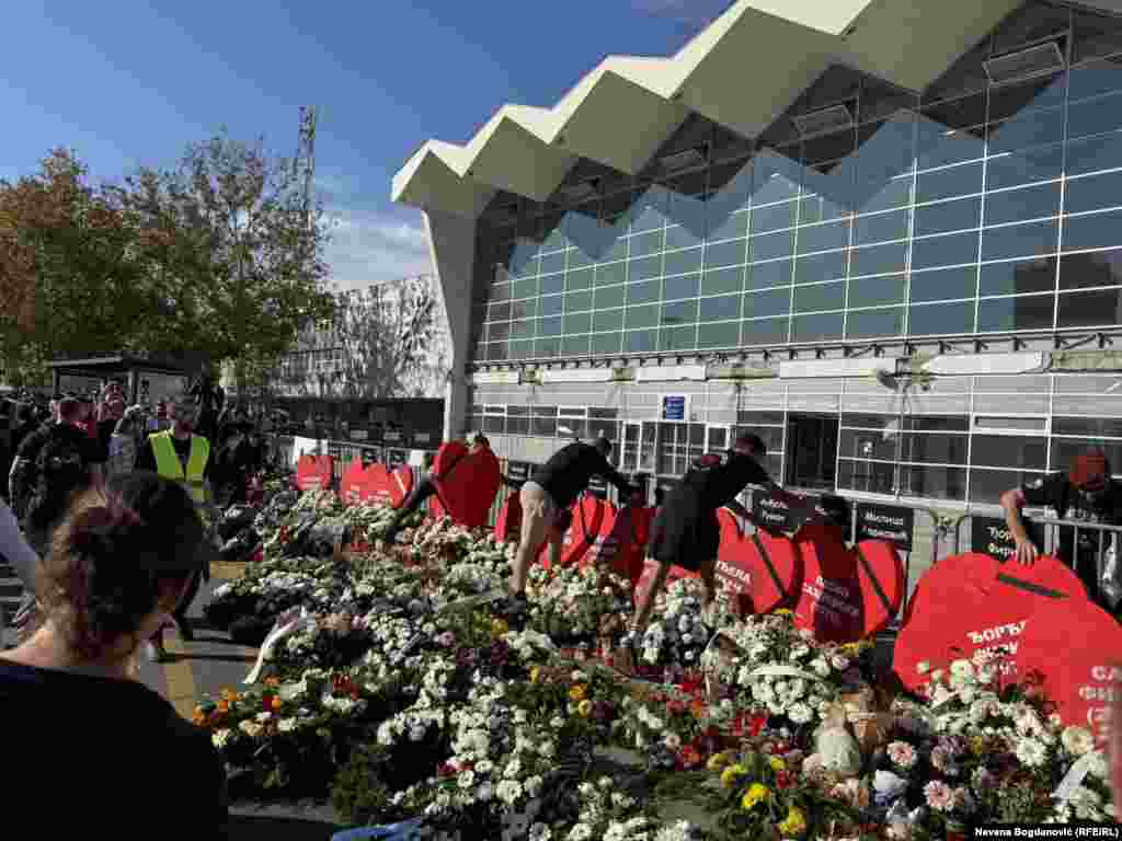 Građani u Novom Sadu kod zgrade Železničke stanice polažu cveće i srca sa ispisanim imenima stradalih u padu nadstrešnice, Novi Sad, 1. novembar 2025. 