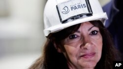 Primărița Parisului, Anne Hidalgo, inaugurând la 2 mai rezervorul acvatic care ar urma să facă Sena numai bună de înotat în ea, la Olimpiadă.