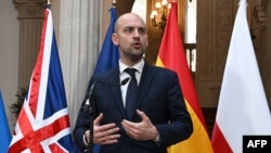 Жан-Ноель Барро назвав найкращим результатом, на який можна сподіватися в межах технічних переговорів, «негайне, безумовне припинення вогню, яке дозволить розпочати повноцінні мирні перемовини»