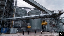 Personalul de securitate stă în fața unui terminal de depozitare a cerealelor din portul ucrainean Odesa, pe 29 iulie 2022