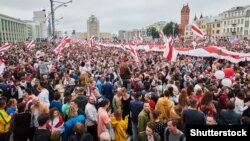 O mulțime de oameni participă la un protest din Minsk/Belarus, organizat de opoziție împotriva alegerilor prezidențiale, 23 august 2020.