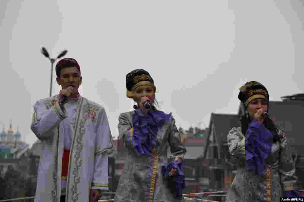 "Сәйдәш" ансамбле чыгыш ясый. 