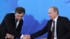 Ідеолог Кремля щодо війни проти України Владислав Сурков і очільник Росії Володимир Путін. Фото від 2012 року