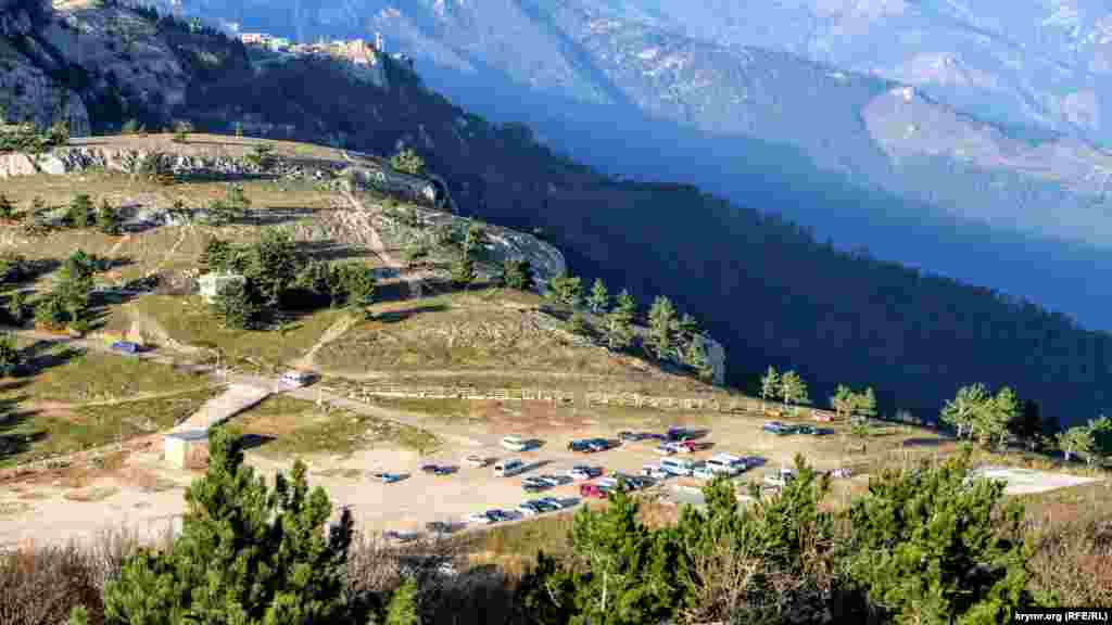 Видно плато з висоти 1234 метри. Тут за останні місяці мало що змінилося. Заяви влади побудувати кам'яний лабіринт, парк, вертолітний майданчик, екостоянку поки залишилися гучними обіцянками