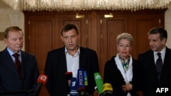 5 сентября 2014 года в Минске подписали «первые минские соглашения», в которых речь идет о прекращении огня, «особом статусе» ОРДЛО, досрочных местных выборах, но нет упоминаний о вооруженной агрессии России