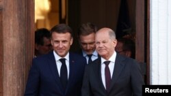 Канцлер Німеччини Олаф Шольц (праворуч) і президент Франції Емманюель Макрон після робочої зустрічі в гостьовому домі уряду Німеччини в Гранзе, Німеччина, 28 травня 2024 року