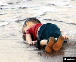 Tijelo Aylana Kurdija, dječaka sirijske izbjeglice, na plaži u Turskoj