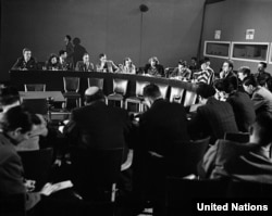 Адам укуктарынын жалпы декларациясын даярдоо аяктаганы боюнча басма сөз жыйыны. Париж, 7-декабрь, 1948-жыл.