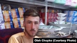 Один із синів Амруддіна, працює в місцевому магазині