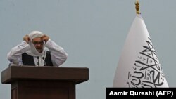 Ministrul interimar al Învățământului Superior, Abdul Baqi Haqqani, în timpul unei întâlniri consultative cu privire la politicile generale de învățământ superior ale talibanilor, la sala Loya Jirga din Kabul, pe 29 august 2021. Potrvit acestuia, femeile afgane vor avea dreptul de a studia la universitate, dar în clase separate de bărbați, a spus Haqqani.