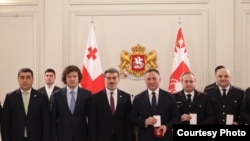 Вахтанг Гомелаури (третий справа), как министр внутренных дел, после разгона проевропейских акции протеста, был награжден президентом Михаилом Кавелашвили Орденом чести, 30 января 2025