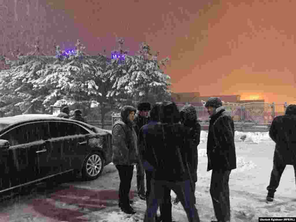 "Манас" аэропортунун жанында чогулган Өмүрбек Текебаевдин тарапкерлери.