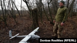 «Дзиґа» поруч із зібраним БПЛА німецького виробництва Vector. Але навіть якісна оптика не дозволяє вести розвідку в тумані