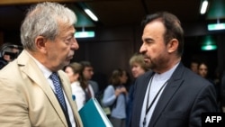 تصویری از ماسیمو آپارو (سمت چپ) در کنار نماینده ایران در آژانس بین‌المللی انرژی اتمی در نشست شورای حکام آژانس، خرداد امسال