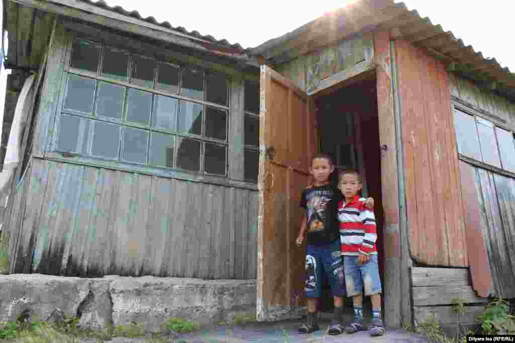 "Получили субсидию на переезд в размере 330 тысяч тенге, но этих денег едва хватило на дорожные расходы. Теперь не знаем, куда деваться и как дальше жить", - говорит глава семейства.