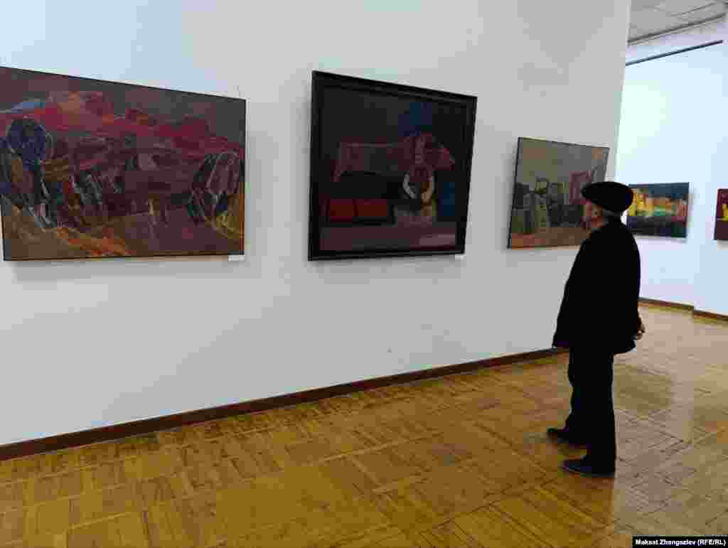 42 жаштагы кыл калем ээси көргөзмөсүн өз каражатына уюштурган. Ал бул менен эмгектерин сатууну максат кылбаганын, чыгармачыл отчету катары гана уюштурганын кошумчалады.