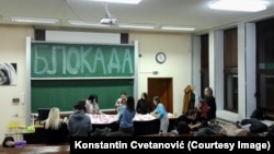 Studenti Fizičkog fakulteta tokom zasedanja plenuma prave transparente za proteste, Beograd, januar 2025.