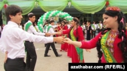 Түркіменстандағы "соңғы қоңырау". Архивтегі сурет.