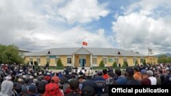 Президент Садыр Жапаров 18-июнда Нарынга жасаган иш сапарында Ат-Башы районунун тургундары менен жолукту.