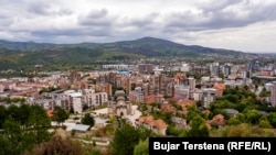 Pamje nga lart e Mitrovicës së Veriut, një nga katër komunat në veri të Kosovës, të banuara me shumicë serbe. 