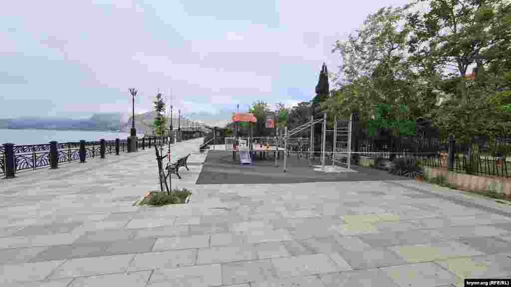 Дитячий майданчик на набережній до початку літнього сезону не спромоглися відремонтувати – стоїть закритий. Судак, Крим, початок червня 2025 р.