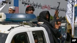 د طالبانو د حکومت سرتېري په کابل کې په یو پېک اپ ګاډي کې روان دي - د اګست ۱۵مې انځور.