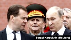 Дмитро Медвєдєв і Володимир Путін на Мавзолеї. Москва, 2013 рік