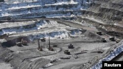 Центральный карьер золоторудного месторождения Кумтор. Архивное фото.