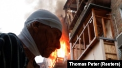 «Київ. Ракетний удар. Прямо у житловий будинок». Кількість загиблих і поранених зростає (фотосвідчення)