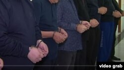 Türkmen döwlet TW-sinde özüni näletleýän adamlary görkezmek usulyna ýurtda giň ýaýran jenaýatçylyga garşy göreşiň bir bölegi hökmünde seredilýär. Şol bir wagtda kanunda raýatlaryň özlerine, garyndaşlaryna garşy beren görkezmeleriniň hukuk güýjüniň ýokdugy aýdylýar. 