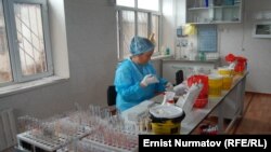 СПИД борбору. Иллюстрациялык сүрөт.