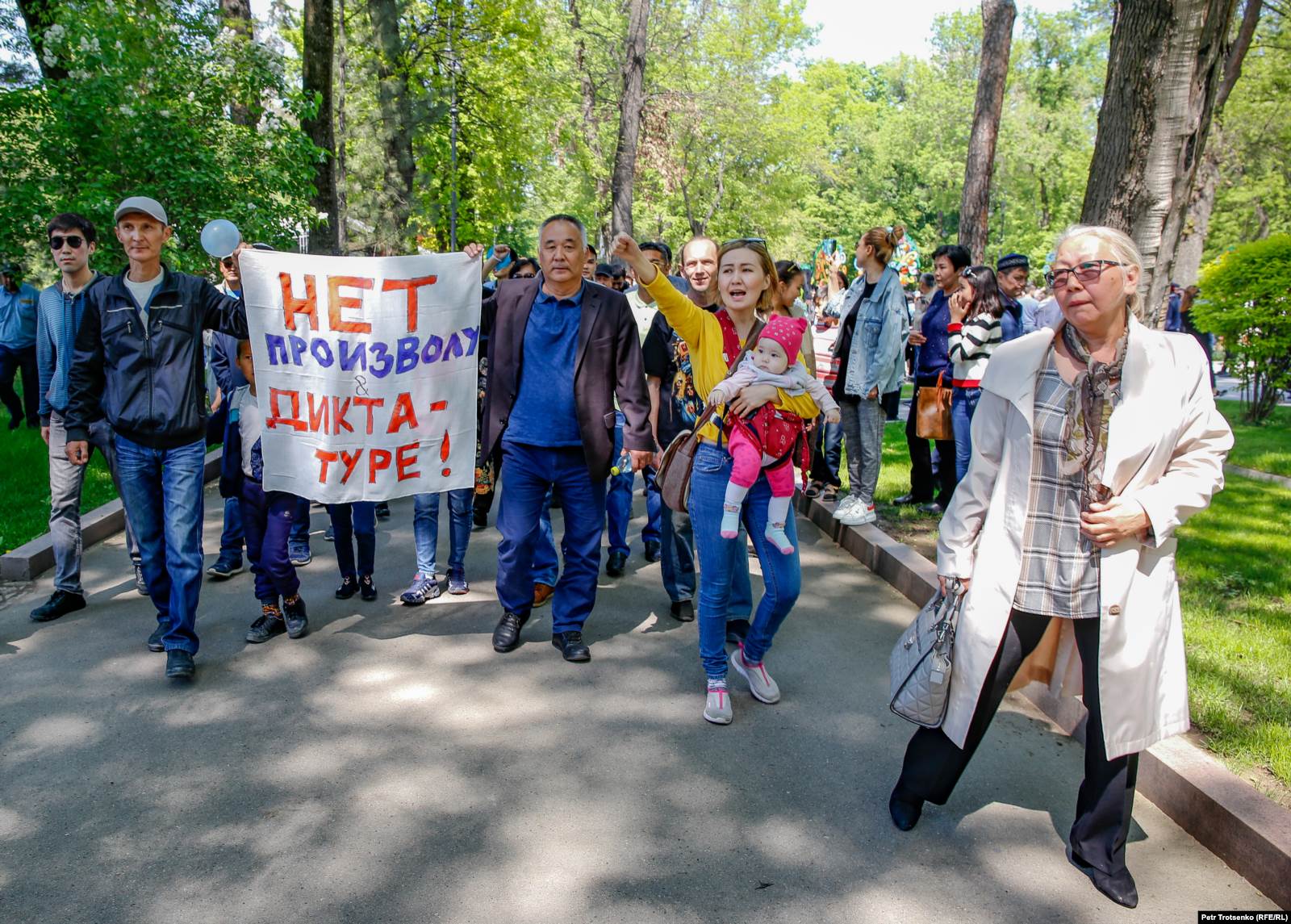 На митинге 1 мая в Центральном парке отдыха в Алматы. 